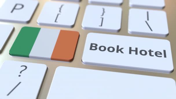 LIBRO HOTEL texto y la bandera de la República de Irlanda en los botones del teclado del ordenador. Viajes relacionados con la animación conceptual 3D — Vídeos de Stock