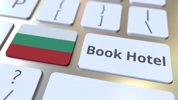 BOOK HOTEL текст и флаг Болгарии на кнопках на клавиатуре компьютера. Концептуальная 3D анимация — стоковое видео