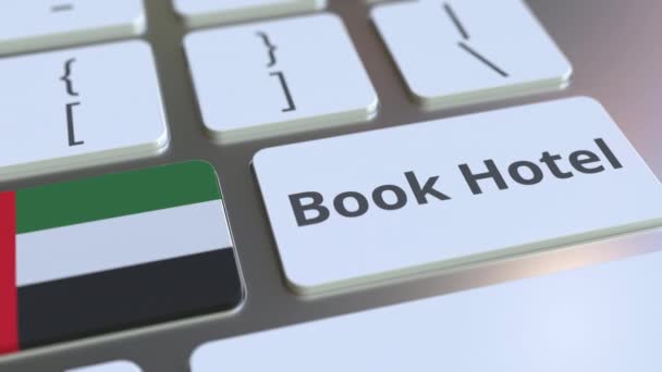 Bilgisayar klavyesindeki düğmelerde Birleşik Arap Emirlikleri Bae'nin kitap oteli metni ve bayrağı. Seyahat ile ilgili kavramsal 3d animasyon — Stok video
