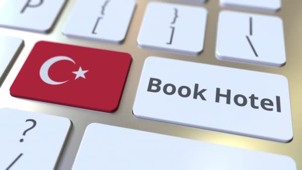 LIBRO HOTEL texto y la bandera de Turquía en los botones del teclado del ordenador. Viajes relacionados con la animación conceptual 3D — Vídeo de stock