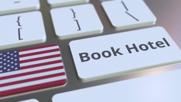RESERVE HOTEL texto e bandeira dos Estados Unidos nos botões do teclado do computador. Viagens relacionadas com animação 3D conceitual — Vídeo de Stock