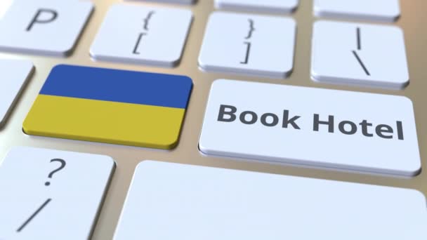 在电脑键盘上的按钮上预订酒店文字和乌克兰国旗。旅行相关概念 3D 动画 — 图库视频影像
