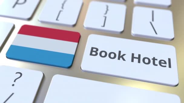 Teks BOOK HOTEL dan bendera Luksemburg pada tombol pada keyboard komputer. Animasi 3D konseptual Travel terkait — Stok Video