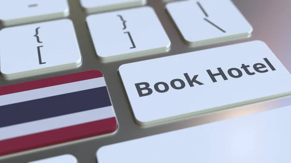 Бронювати готель текст і прапор Таїланду по кнопках на клавіатурі комп'ютера. Пов'язані концептуальне 3D-відтворення — стокове фото