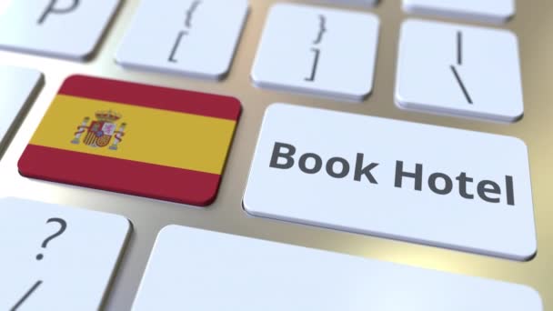 BOOK HOTEL текст и флаг Испании на кнопках на клавиатуре компьютера. Концептуальная 3D анимация — стоковое видео