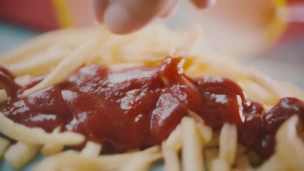 Mergulhando um pedaço de batatas fritas ou batatas fritas em ketchup de tomate, close-up tiro em câmera lenta — Vídeo de Stock