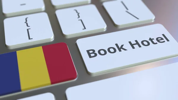 BOOK HOTEL текст и флаг Румынии на кнопках на клавиатуре компьютера. Концептуальная 3D рендеринг — стоковое фото