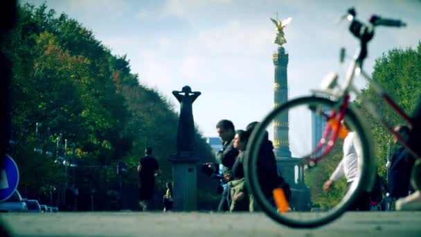 Берлін, Німеччина-21 жовтня 2018. Телеоб'єктив постріл далекий Берлін перемога колонці і вуличного руху — стокове відео