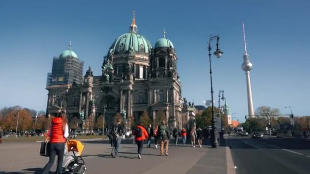 Berlijn, Duitsland-21 oktober 2018. Kathedraal van Berlijn en tv-toren — Stockvideo