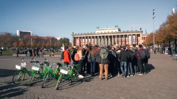 BERLINO, GERMANIA - 21 OTTOBRE 2018 Visita guidata della città vicino al Museo Altes — Video Stock