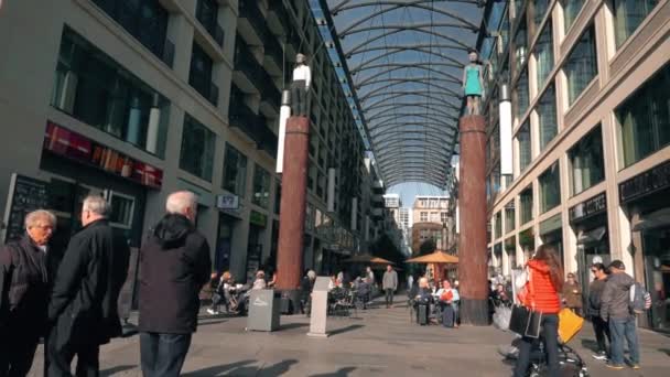 Berlin, Almanya - 21 Ekim 2018. Alexanderplatz meydanı yakınındaki sokak kafe — Stok video