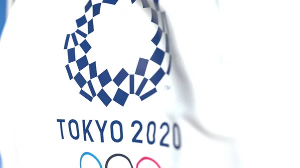 Flagg med olympiadens leker XXXII eller Sommer-OL 2020 i Tokyos logo, nærbilde. Redaksjonell 3D-gjengivelse – stockfoto