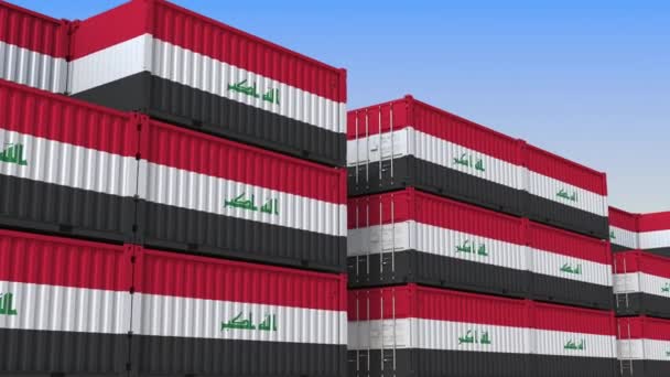 Terminal de contenedores lleno de contenedores con bandera de Irak. Iraq exportación o importación relacionada con la animación 3D loopable — Vídeos de Stock