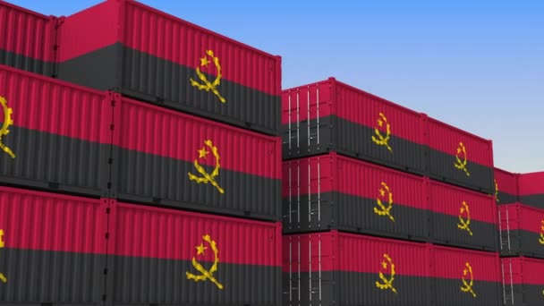 Контейнерный терминал, полный контейнеров с флагом Анголы. Ангола экспортирует или импортирует зацикленную 3D анимацию — стоковое видео