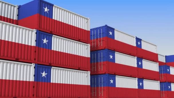 Контейнерный терминал, полный контейнеров с флагом Чили. Чилийский экспорт или импорт связанной с петлей 3D анимации — стоковое видео