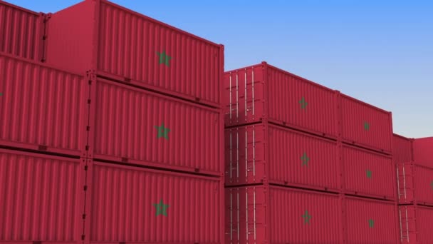 Контейнерный терминал, полный контейнеров с флагом Марокко. Марокканский экспорт или импорт связанной с петлей 3D анимации — стоковое видео