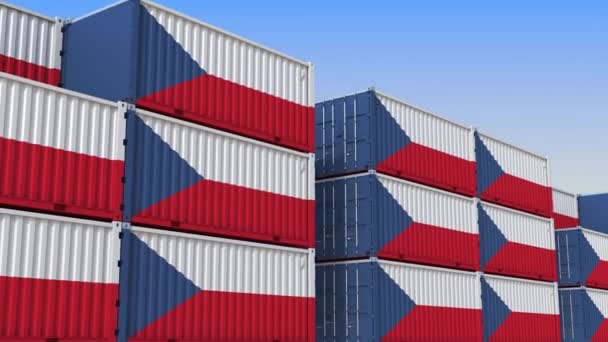 Kontejnerový terminál plný kontejnerů s vlajkou České republiky. Export nebo import související smyklihodné 3D animace — Stock video