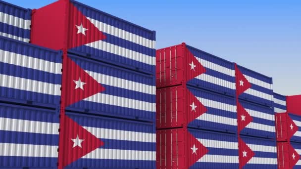 Terminal de contenedores lleno de contenedores con bandera de Cuba. Animación en 3D loopable relacionada con la exportación o importación cubana — Vídeo de stock