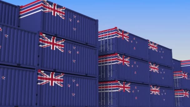 Container jarda cheia de contêineres com bandeira da Nova Zelândia. Animação 3D loopable relacionada à exportação ou importação — Vídeo de Stock