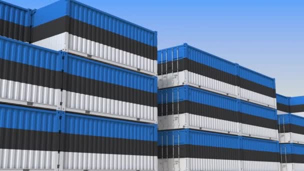 Контейнерный двор, полный контейнеров с флагом Эстонии. Экспорт или импорт 3D анимации в Эстонии — стоковое видео