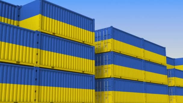 Container werf vol met containers met vlag van Oekraïne. Oekraïense export of import gerelateerde loop bare 3D-animatie — Stockvideo