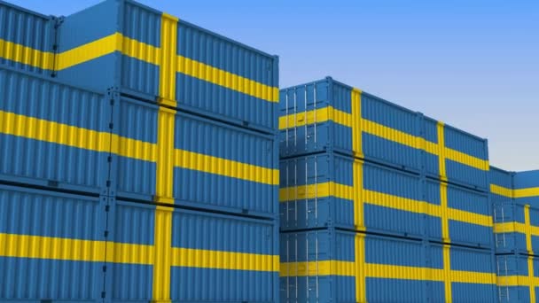 Containerplatz voller Container mit schwedischer Flagge. Schwedische Export oder Import bezogene loopable 3D Animation — Stockvideo