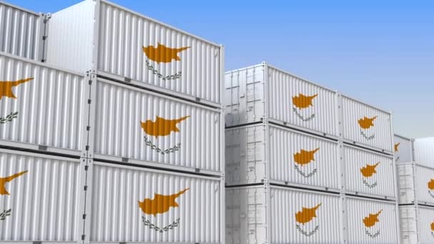 Контейнерний двір повний контейнерів з прапором Кіпру. Кіпрський експорт або імпорт пов'язаної з ним 3D-анімації — стокове відео