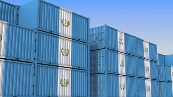 Контейнерный двор, полный контейнеров с флагом Гватемалы. Экспорт или импорт из Гватемалы — стоковое видео