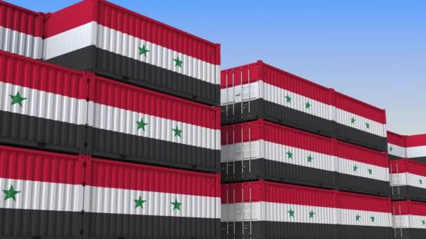 Контейнерний термінал повний контейнерів з прапором Сирії. Сирійський експорт або імпорт пов'язаної з ним 3D-анімації — стокове відео