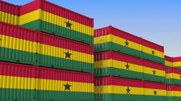 Container jarda cheia de contentores com bandeira de Gana. Animação 3D loopable relacionada à exportação ou importação ganesa — Vídeo de Stock