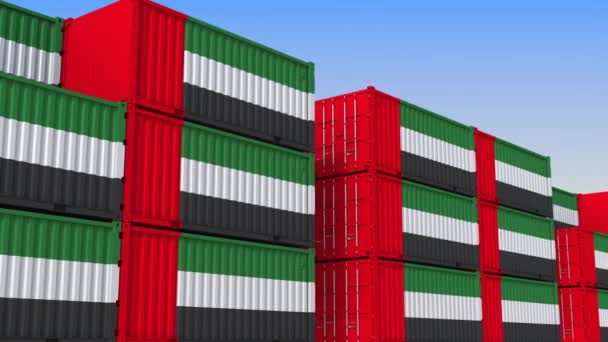 Containerplatz voller Container mit Flagge der Vereinigten Arabischen Emirate. uae export or import related loopable 3D animation — Stockvideo