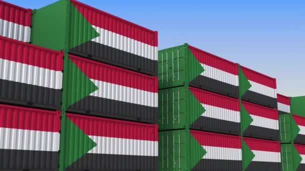 スーダンの旗を持つコンテナでいっぱいのコンテナヤード。スーダンのエクスポートまたはインポート関連のループ可能な 3D アニメーション — ストック動画