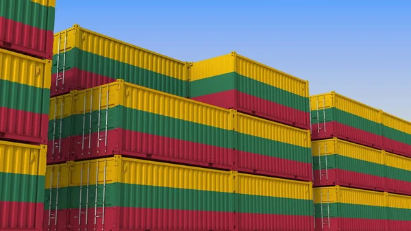 Container jarda cheia de contêineres com bandeira da Lituânia. Renderização 3D relacionada com a exportação ou importação na Lituânia — Fotografia de Stock