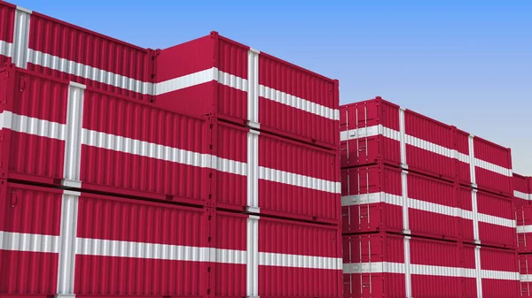 Αποθήκη εμπορευματοκιβωτίων γεμάτη δοχεία με σημαία Δανίας. Δανέζικη εξαγωγή ή εισαγωγή σχετικά με την απόδοση 3D — Φωτογραφία Αρχείου