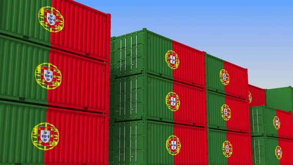 Контейнерный двор, полный контейнеров с флагом Португалии. Экспорт или импорт из Португалии 3D рендеринг — стоковое фото