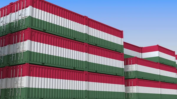 Terminal de contêineres cheio de contêineres com bandeira da Hungria. Renderização 3D relacionada com a exportação ou importação húngara — Fotografia de Stock
