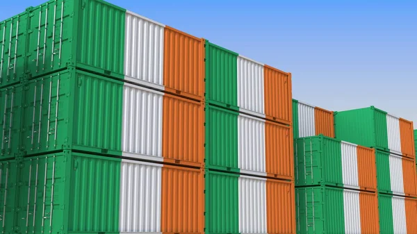 Terminal de contenedores lleno de contenedores con bandera de la República de Irlanda. Renderizado 3D relacionado con la exportación o importación de Irlanda —  Fotos de Stock