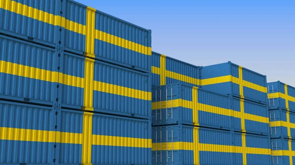 Αποθήκη εμπορευματοκιβωτίων γεμάτη δοχεία με σημαία Σουηδίας. Σουηδική εξαγωγή ή εισαγωγή σχετικά με 3D απόδοση — Φωτογραφία Αρχείου