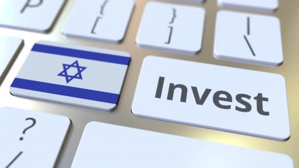 Na tlačítkách na klávesnici počítače Investujte text a vlajku Izraele. Koncepční 3D animace související s obchodními — Stock video