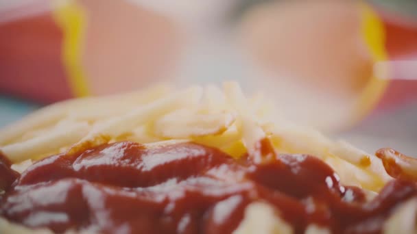 Stapel frietjes of gefrituurde aardappelen en tomatenketchup, close-up slow motion shot — Stockvideo