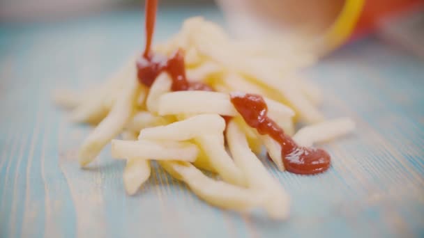 Ketchup auf Pommes gießen, Nahaufnahme in Zeitlupe — Stockvideo