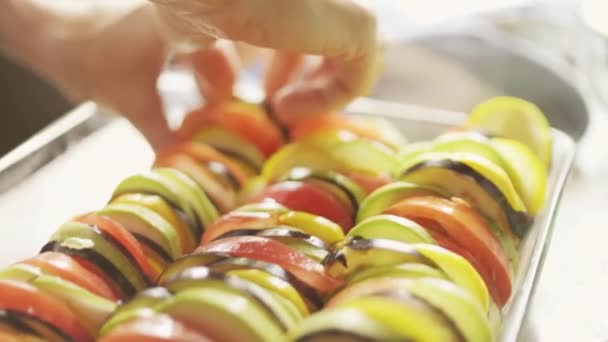 Nő főzés házi Ratatouille, egy francia párolt zöldségtál — Stock videók