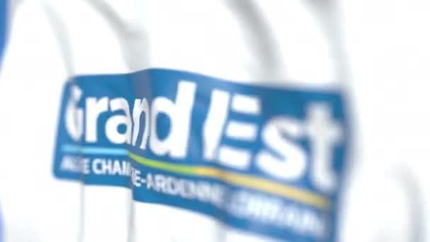 Bandiera sventolante con il logo di Grand Est, una regione della Francia. Avvicinamento, animazione 3D richiudibile — Video Stock