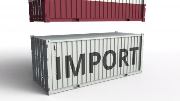 Kontener Cargo z flagą Łotwy łamie kontener z tekstem importu. Koncepcyjna animacja 3D — Wideo stockowe