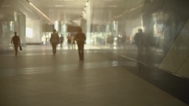 Okända människor i casual kläder promenad på tågstationen. Slow motion shot — Stockvideo