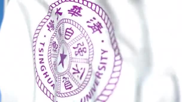 Flying Flag med Tsing Hua University emblem, närbild. Redaktionell loopable 3D-animering — Stockvideo