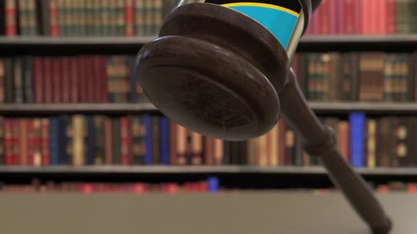 Drapeau de la Tanzanie sur gavel juges tombant en cour. Justice nationale ou juridiction liée animation 3D conceptuelle — Video