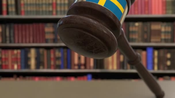 Bandiera della Svezia sui giudici caduti martelletto in tribunale. Giustizia nazionale o giurisdizione relativa all'animazione concettuale 3D — Video Stock