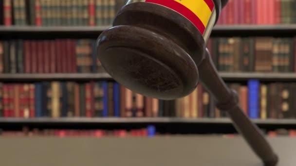 西班牙国旗在下降的法官在法庭上给予。国家司法或司法管辖权相关概念3D动画 — 图库视频影像