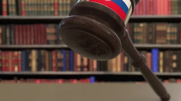 Vlag van Slowakije over vallende rechters Gavel voor de rechtbank. Nationale justitie of jurisdictie gerelateerde conceptuele 3D-animatie — Stockvideo